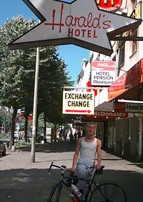 Harald's Hotel and Bar, with Hamburger Adam