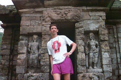 Goaty “Pred” taking-in Gedung Songgo’s baah-reliefs